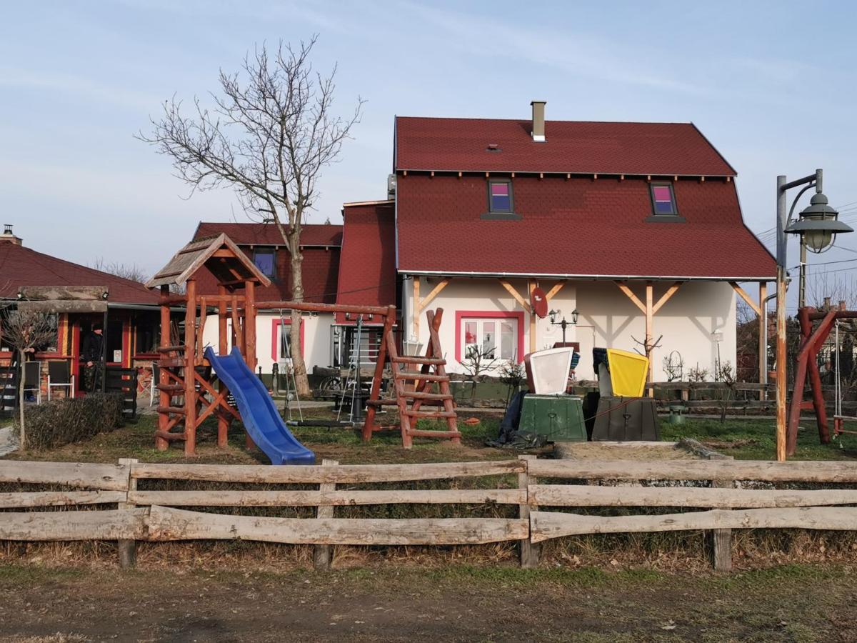 Bed and Breakfast Keresz Panzio Martely Экстерьер фото
